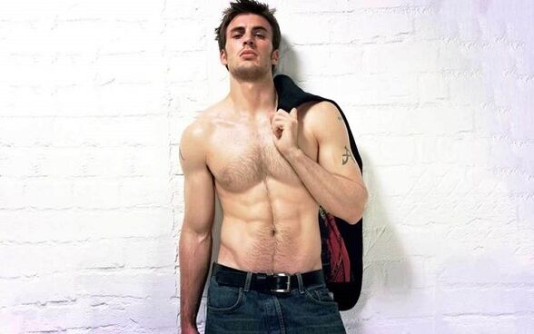 seksīgs vīrietis ar palielinātu dzimumlocekli