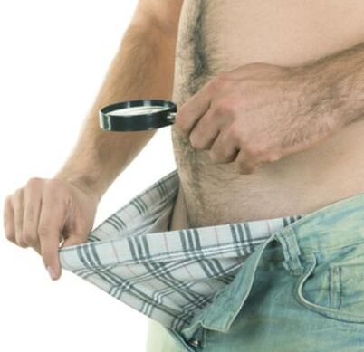 vīrietis apskata savu dzimumlocekli un vēlas to palielināt