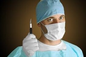Ķirurgs veic dzimumlocekļa paplašināšanas operāciju medicīnisku iemeslu dēļ